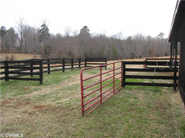 605 Daniel Road Blackstone, VA 23824 - Photo 3 of 8 Exterior Front - fenced corral