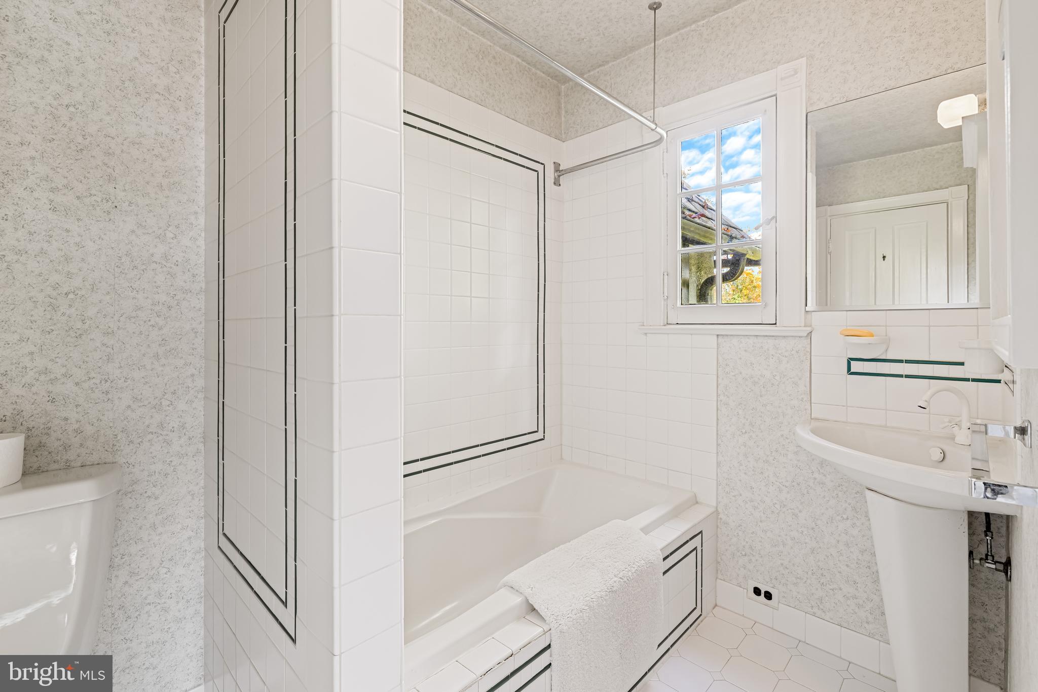 308 Northfield Place Baltimore, MD 21210 - Photo 23 of 41 a bathroom with a bathtub sink and window