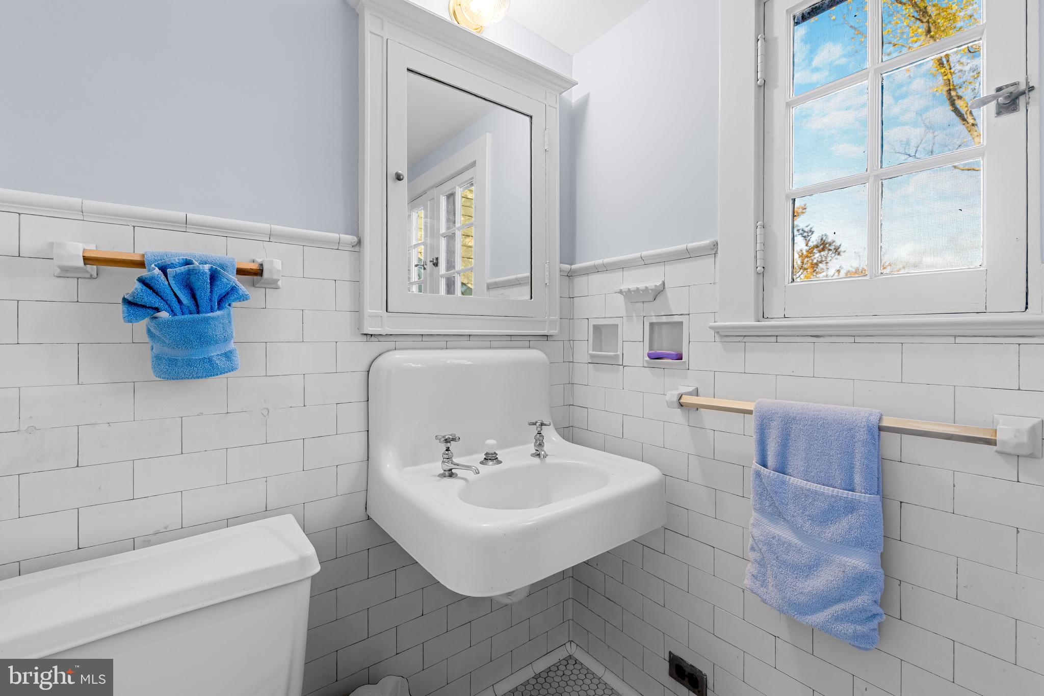 308 Northfield Place Baltimore, MD 21210 - Photo 31 of 41 a bathroom with a toilet sink and mirror