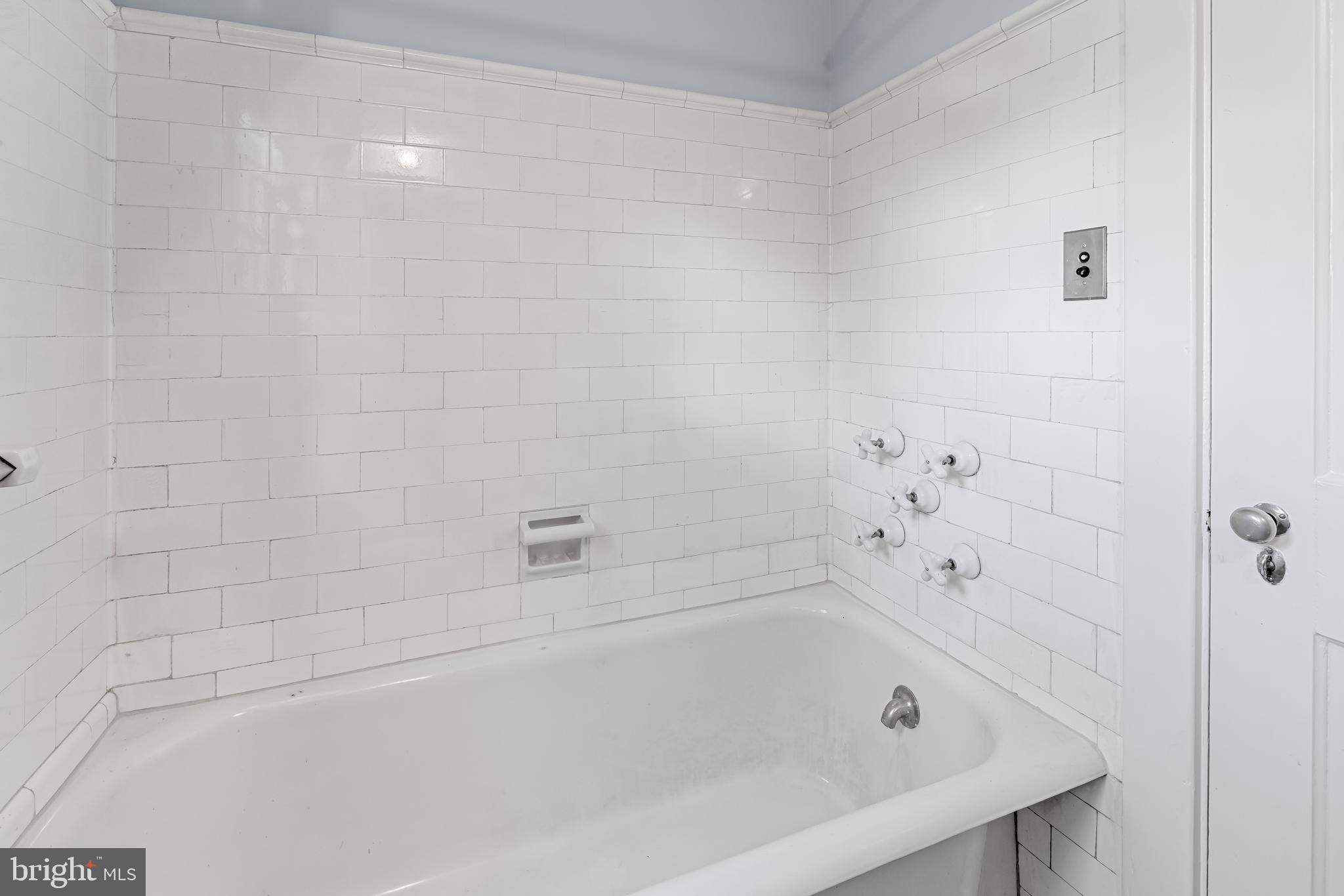 308 Northfield Place Baltimore, MD 21210 - Photo 32 of 41 a bathroom with a bathtub