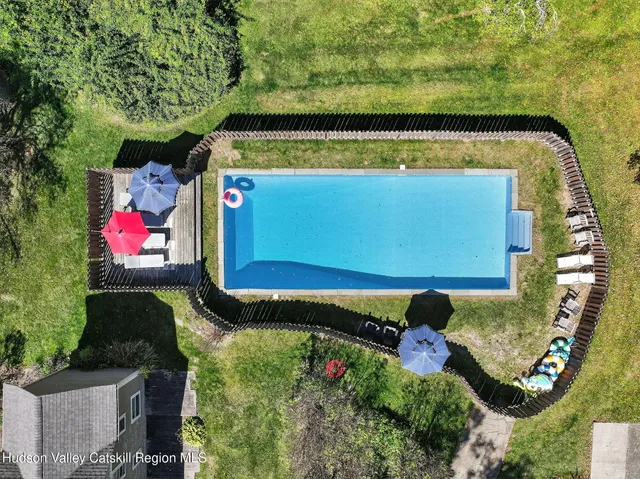 a lawn chair sitting in a backyard of a house