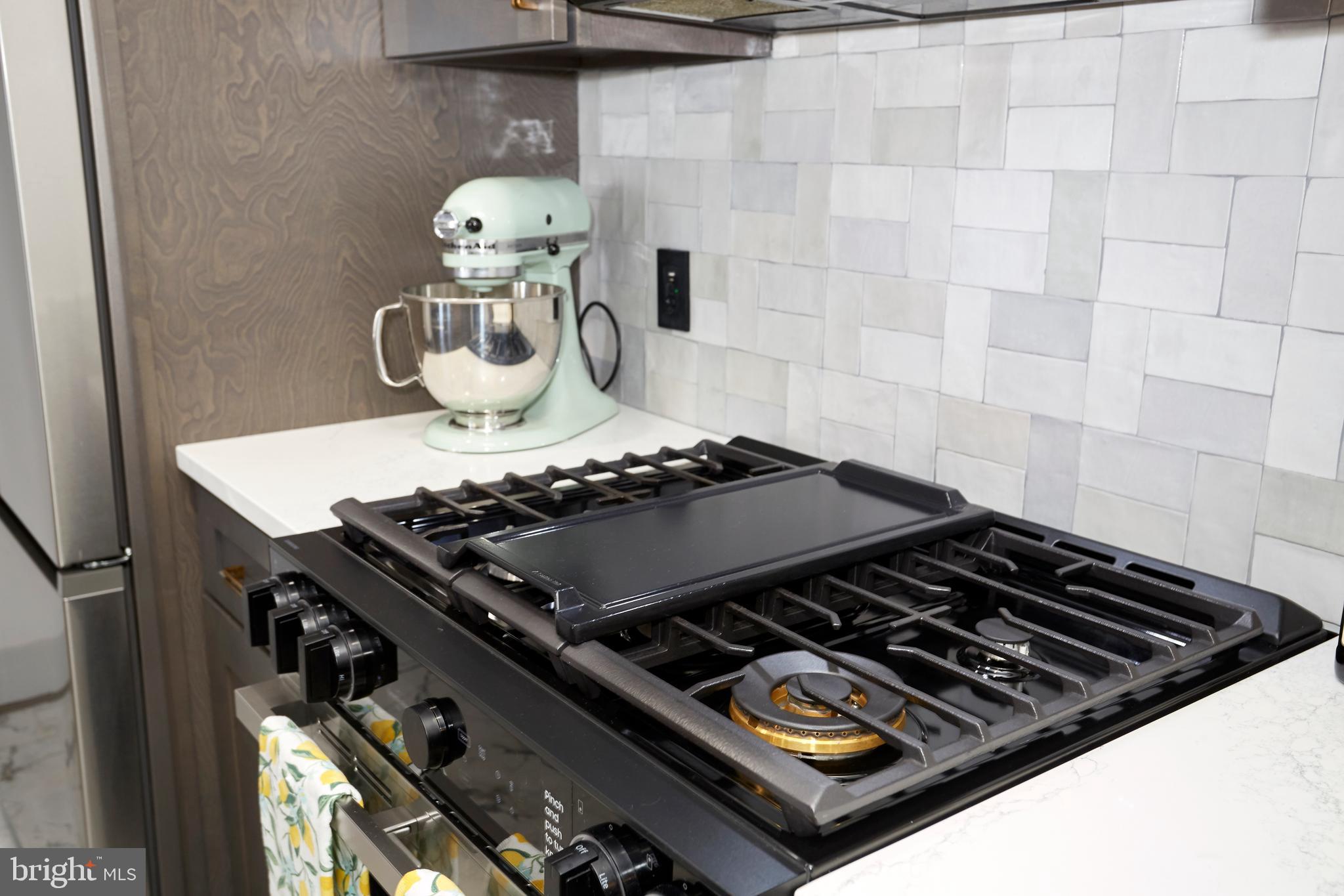 414 Water Street, Unit 2601 Baltimore, MD 21202 - Photo 12 of 51 a stove top oven sitting on a table