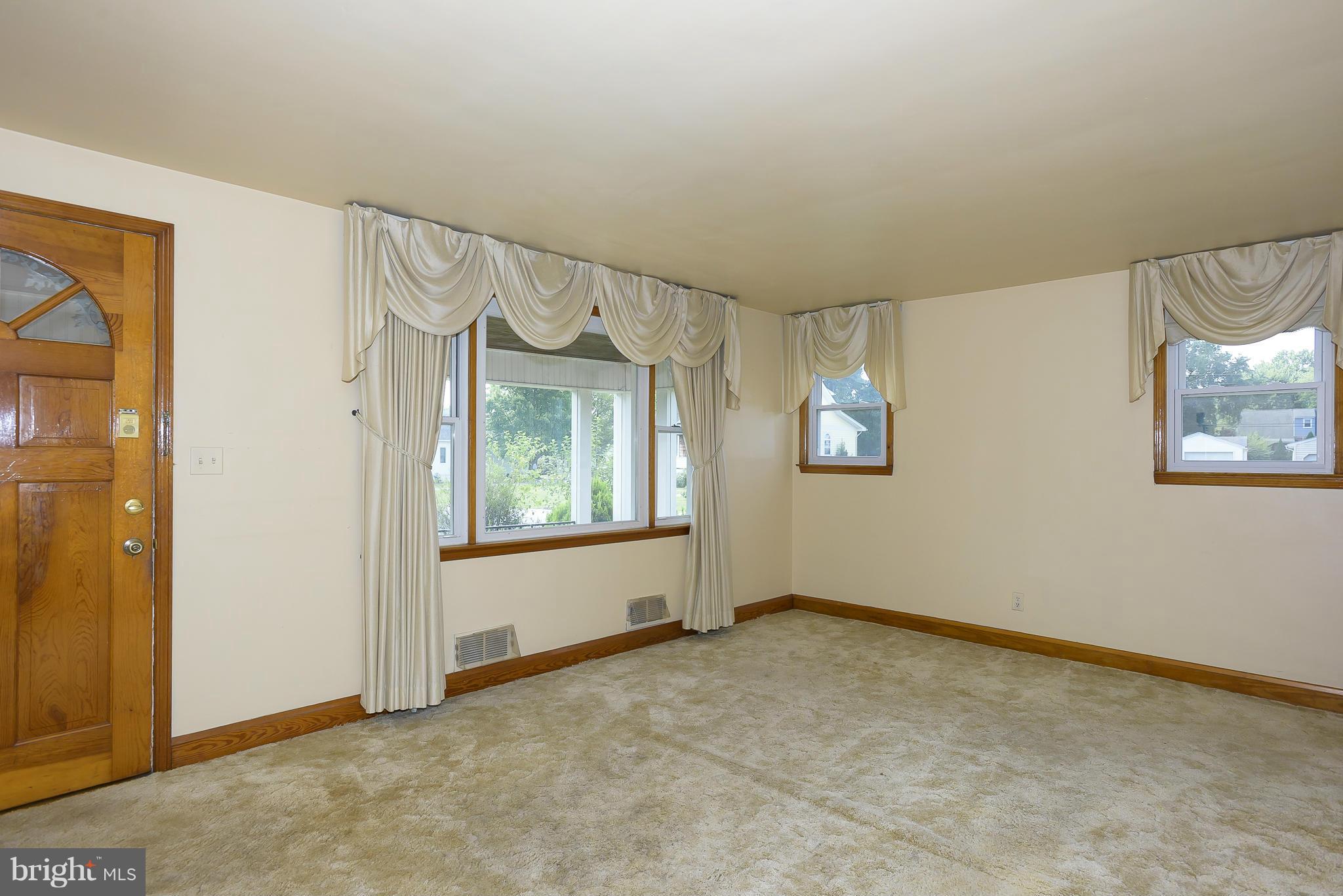 208 South Longcross Road Linthicum Heights, MD 21090 - Photo 5 of 30 Living Room