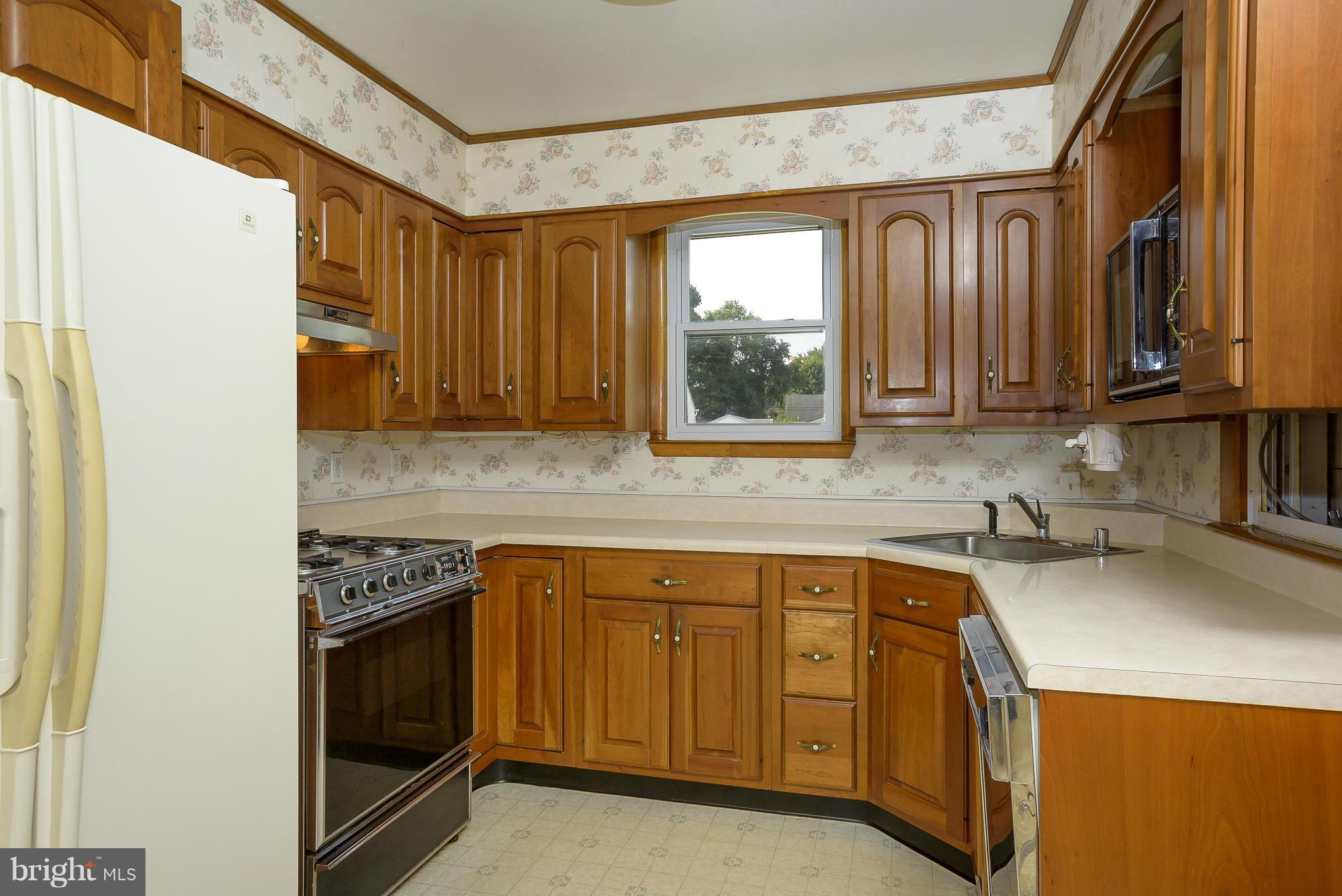 208 South Longcross Road Linthicum Heights, MD 21090 - Photo 10 of 30 Kitchen