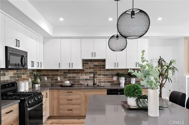 $5,850 | 11860 West Flower Valley Village, Valley Village, CA 91607