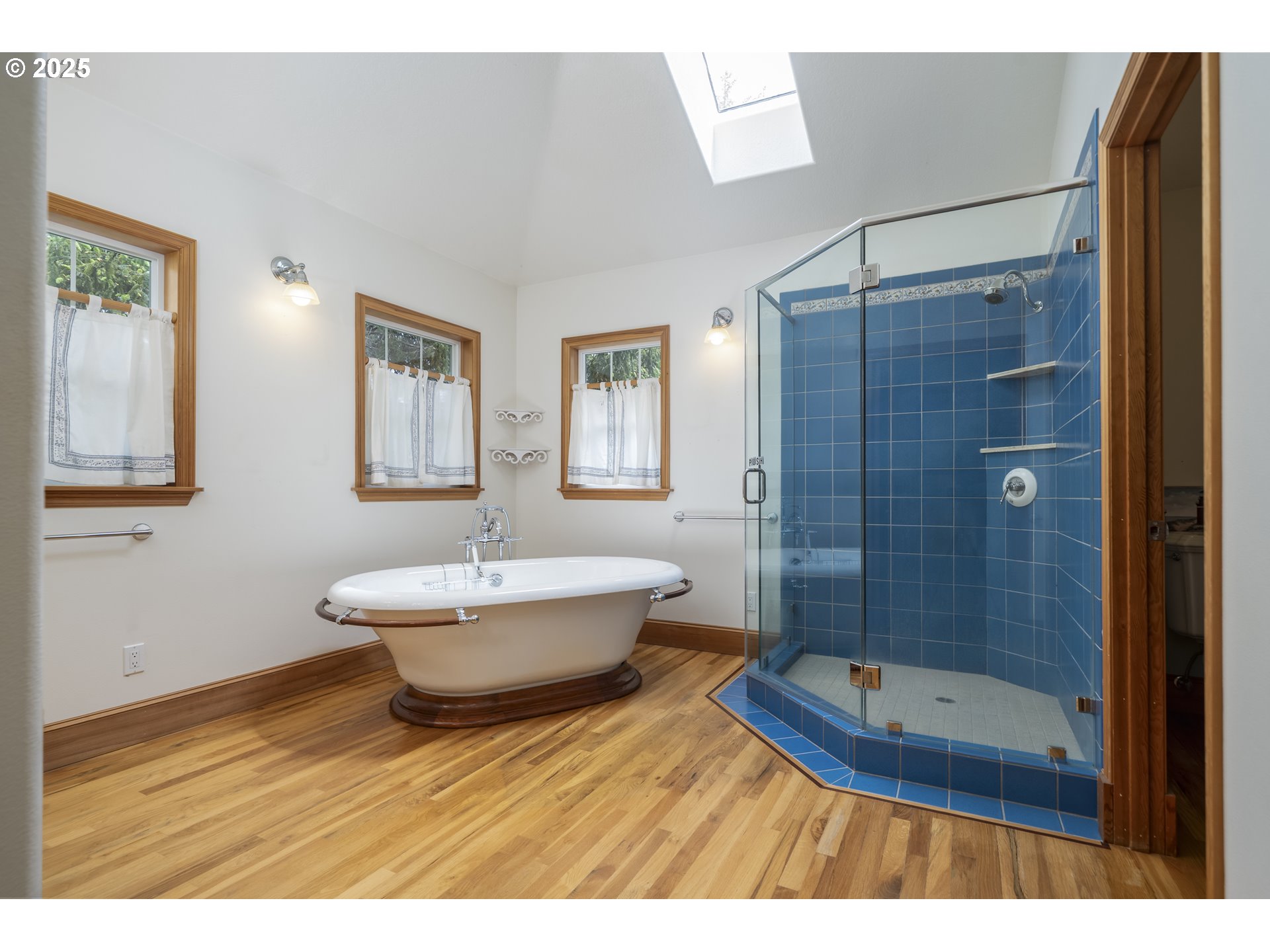 110 Southwest 61 Street South Beach, OR 97366 - Photo 39 of 48 Owner's Suite Bathroom