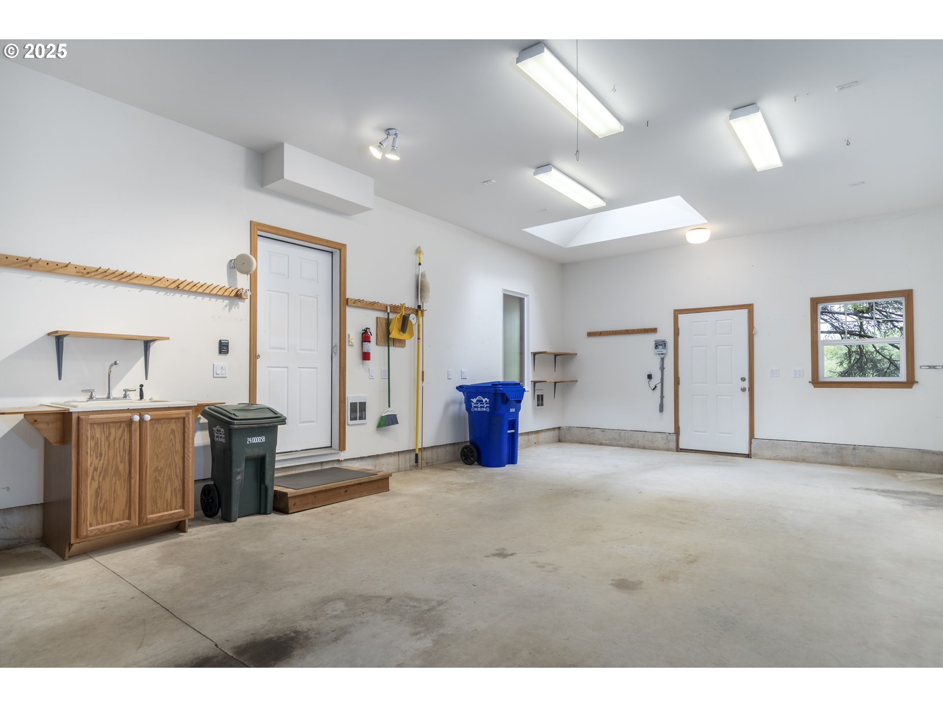 110 Southwest 61 Street South Beach, OR 97366 - Photo 45 of 48 Garage