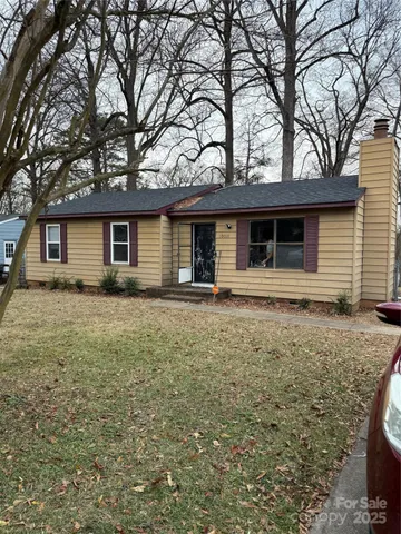 a front view of house with yard
