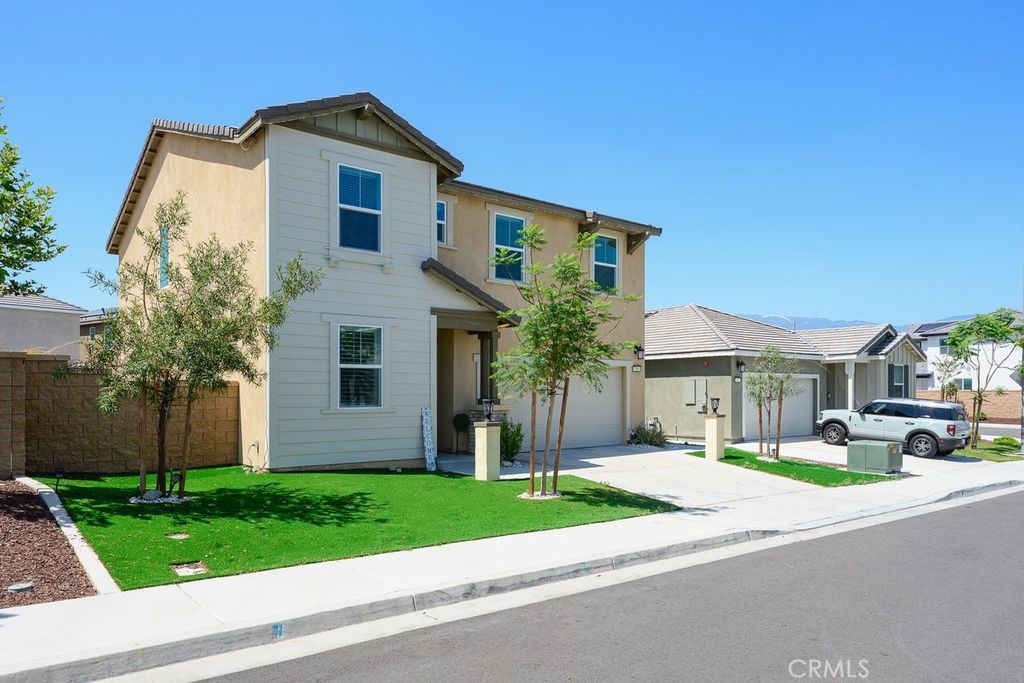 324 Castaic Way Rialto, CA 92377 - Photo 3 of 50