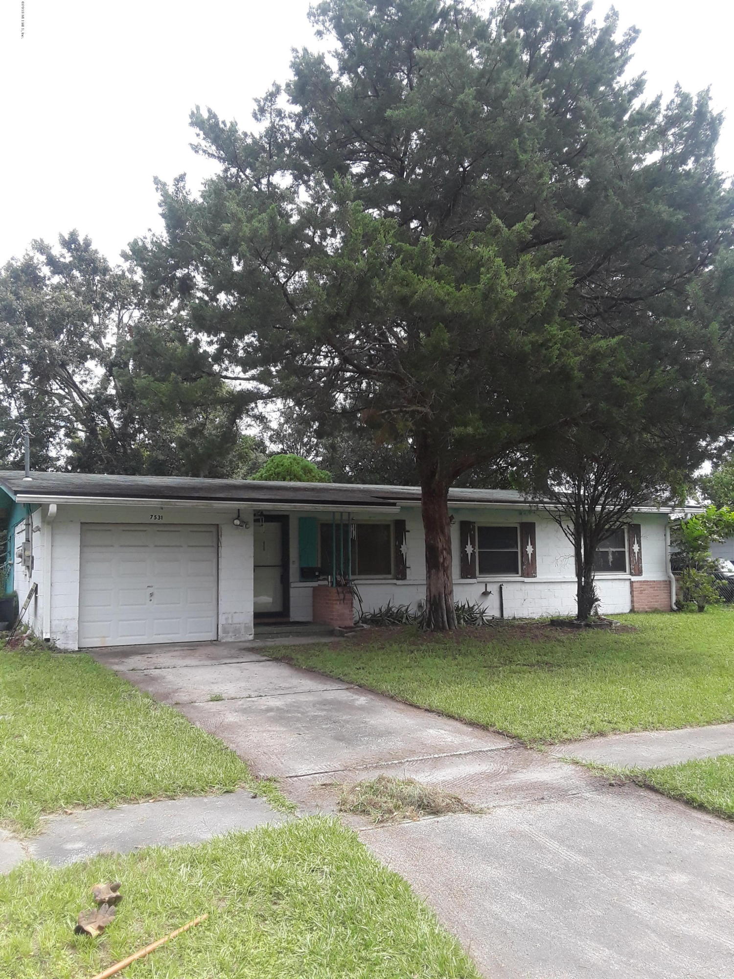 7531 Strato Road Jacksonville, FL 32210 - Photo 2 of 5 a house view with a garden space