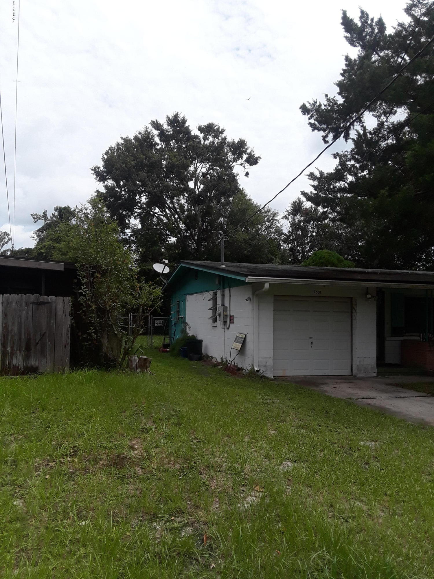 7531 Strato Road Jacksonville, FL 32210 - Photo 3 of 5 a backyard of a house with lots of green space