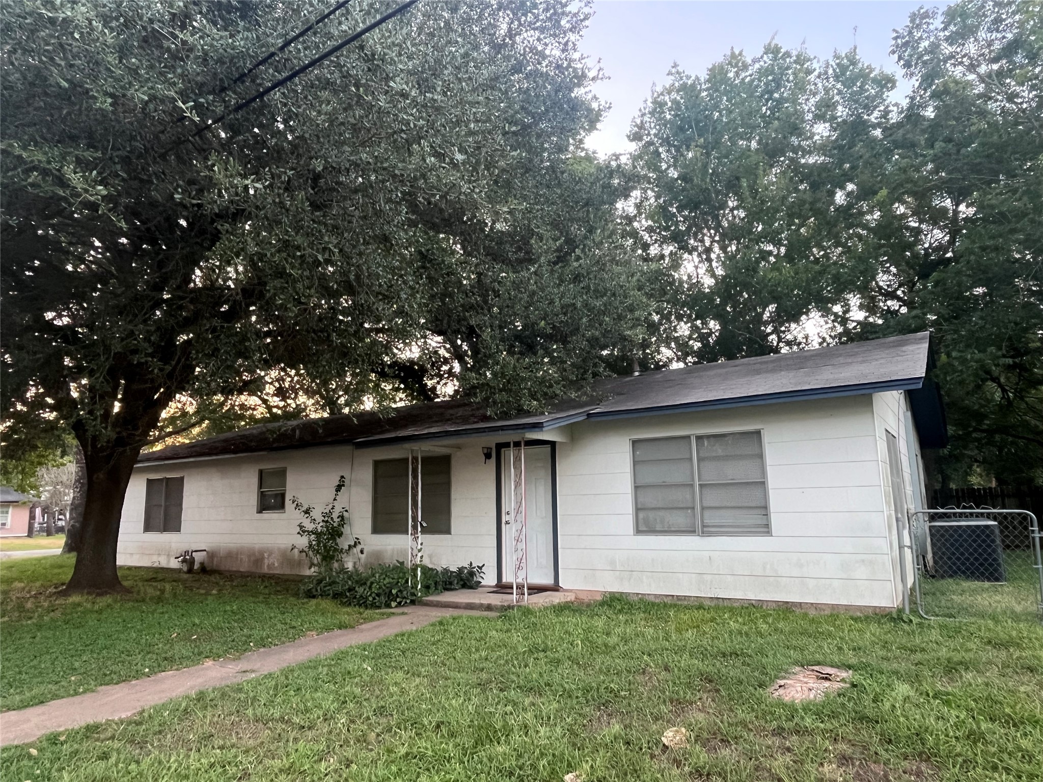 114 Irwin Block Columbus, TX 78934 - Photo 2 of 3