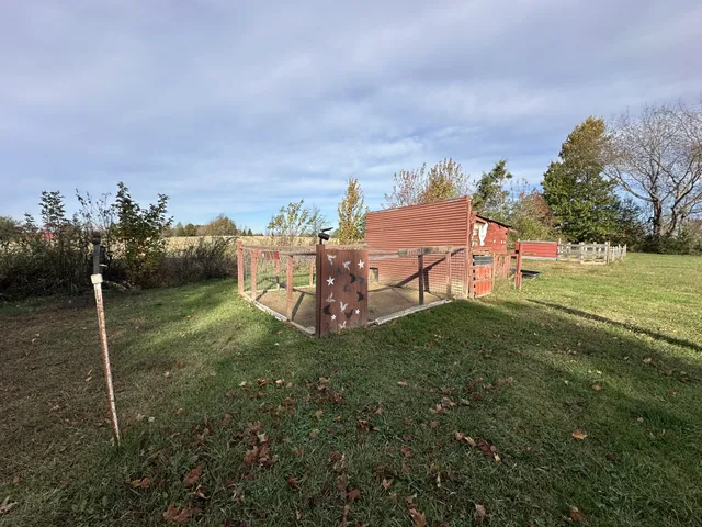 a view of a backyard