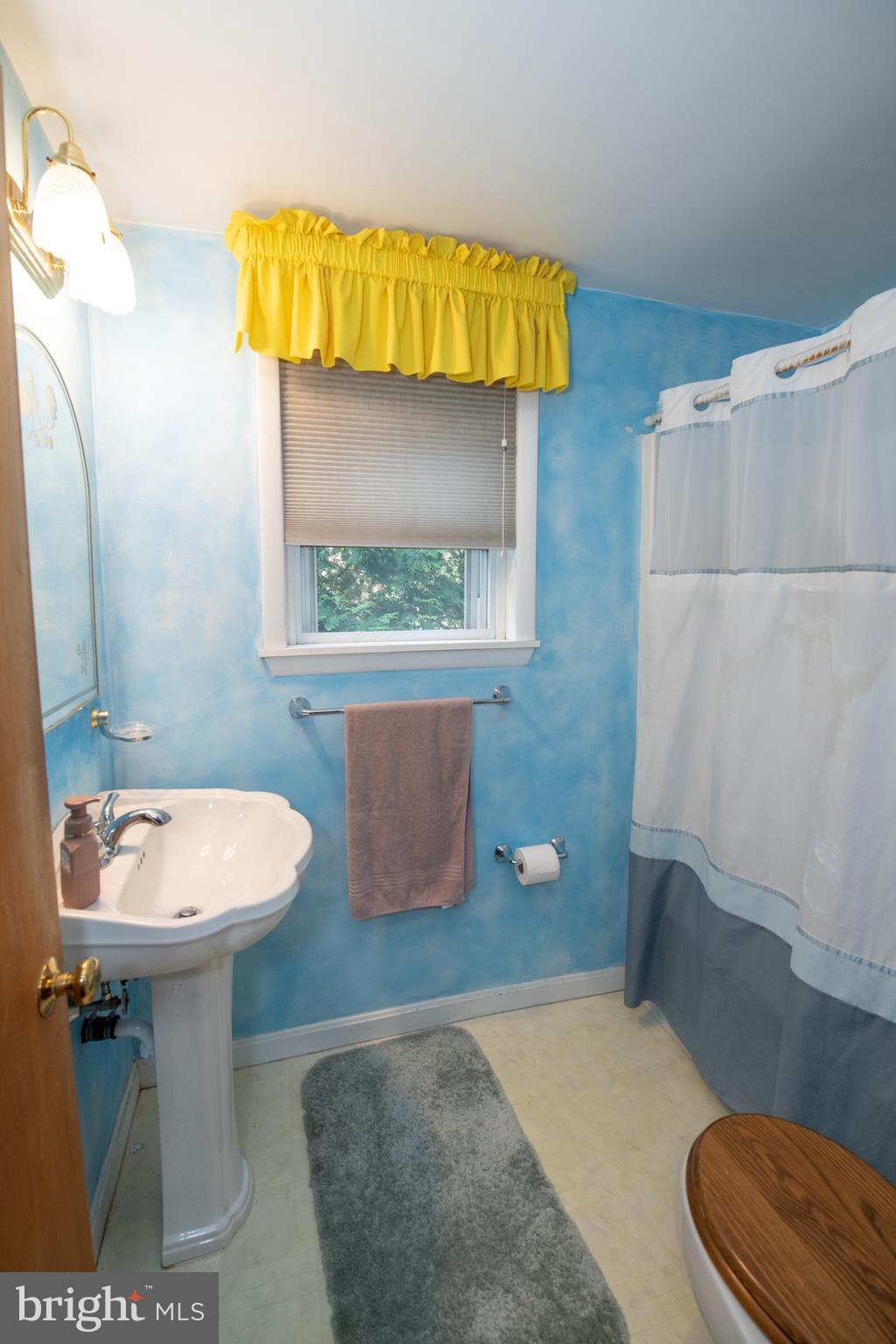 714 Marchman Road Philadelphia, PA 19115 - Photo 11 of 14 BATHROOM
