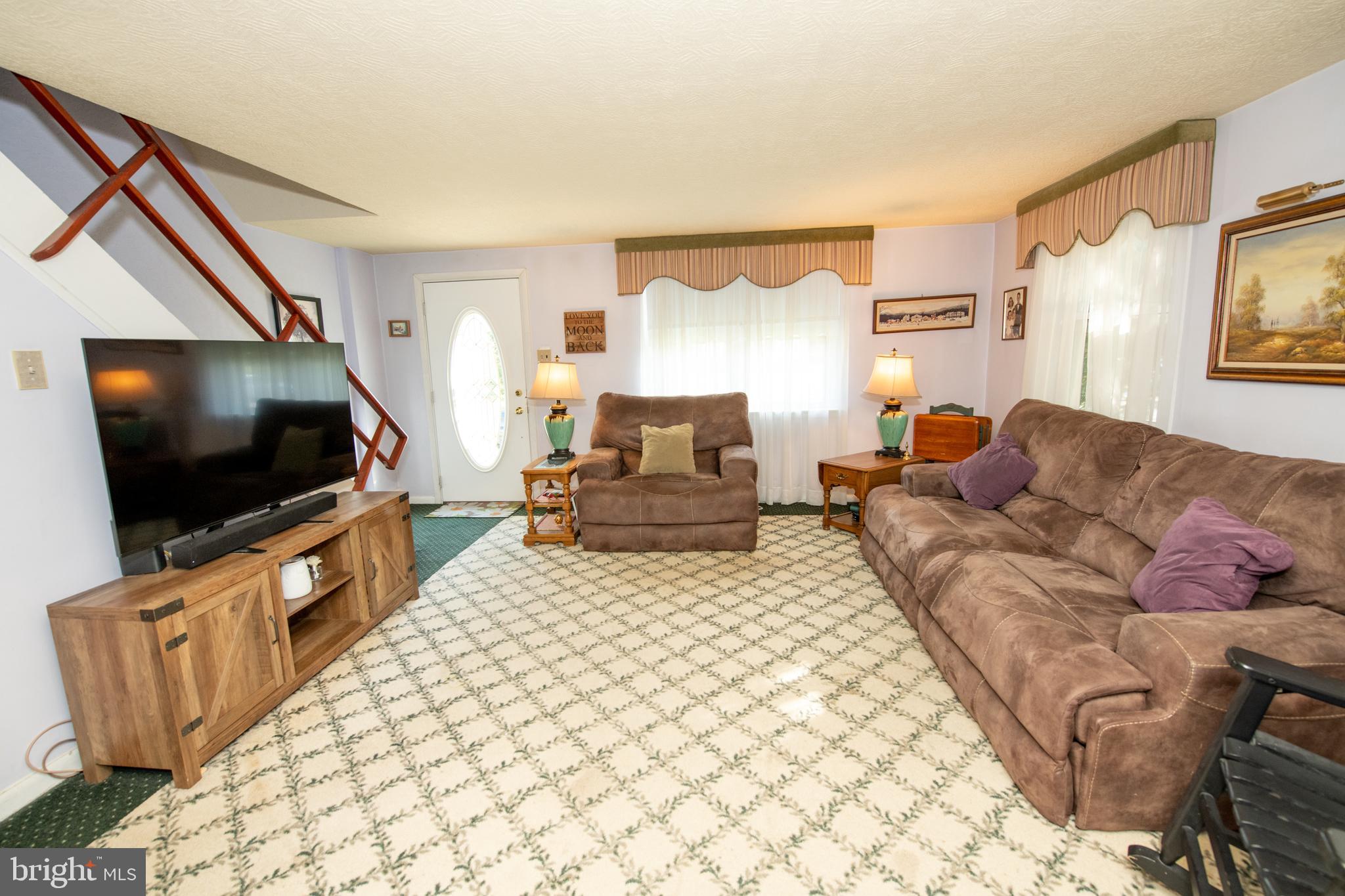 714 Marchman Road Philadelphia, PA 19115 - Photo 6 of 14 LIVING ROOM