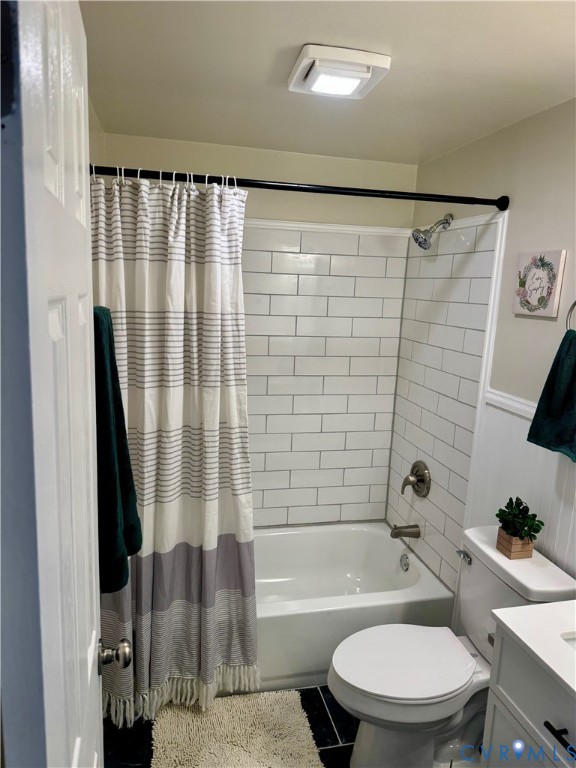 7279 Howerton Road Dunnsville, VA 22454 - Photo 9 of 17 a bathroom with a toilet a sink and bathtub