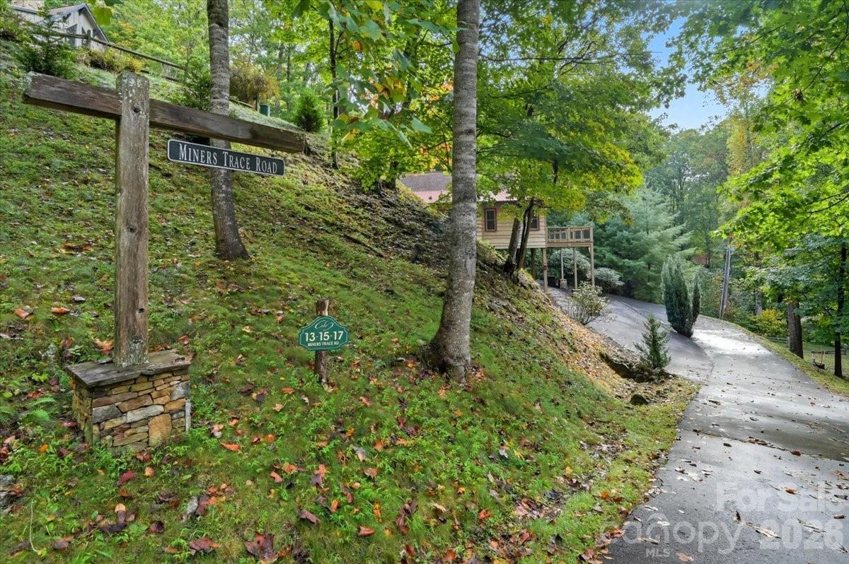 13 Miners Trace Road Burnsville, NC 28714 - Photo 7 of 34 a backyard of a house with lots of green space