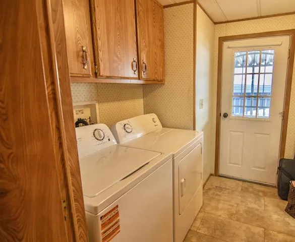 a view of entryway with a front door