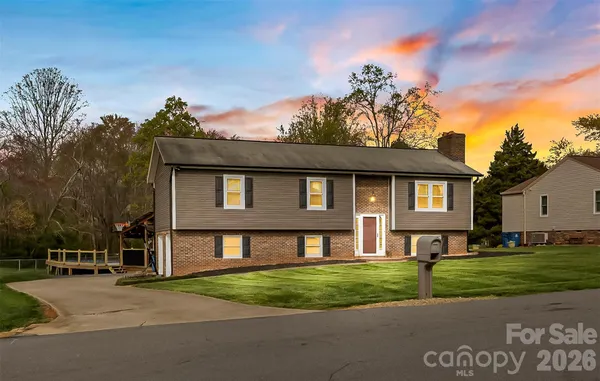 $389,000 | 1757 Castlewood Court, Hickory, NC 28602