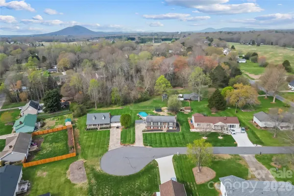 $389,000 | 1757 Castlewood Court, Hickory, NC 28602