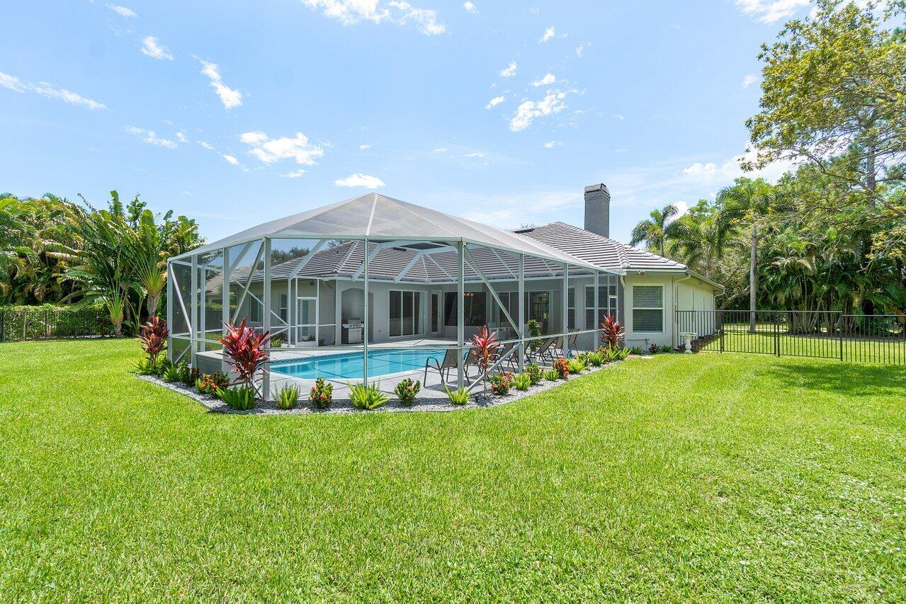 8369 Southeast Island Way Jupiter, FL 33458 - Photo 40 of 41 a view of a house with swimming pool and garden
