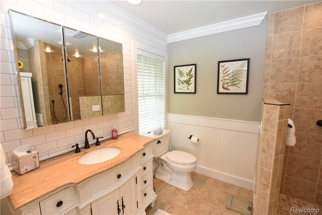 7100 Elms Road Swartz Creek, MI 48473 - Photo 11 of 25 Master Bath