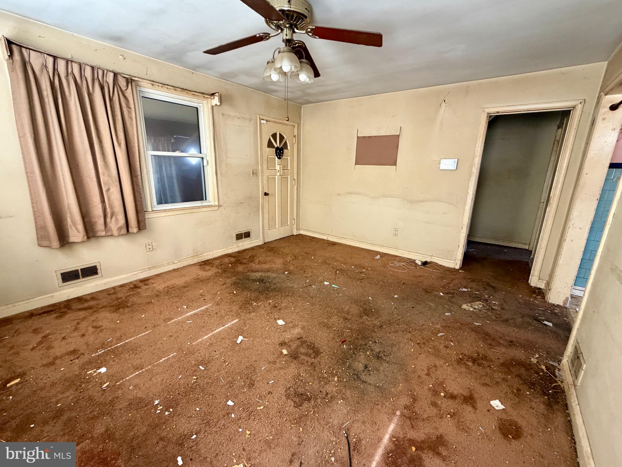 6521 Ridge Road Baltimore, MD 21237 - Photo 4 of 36 Living Room