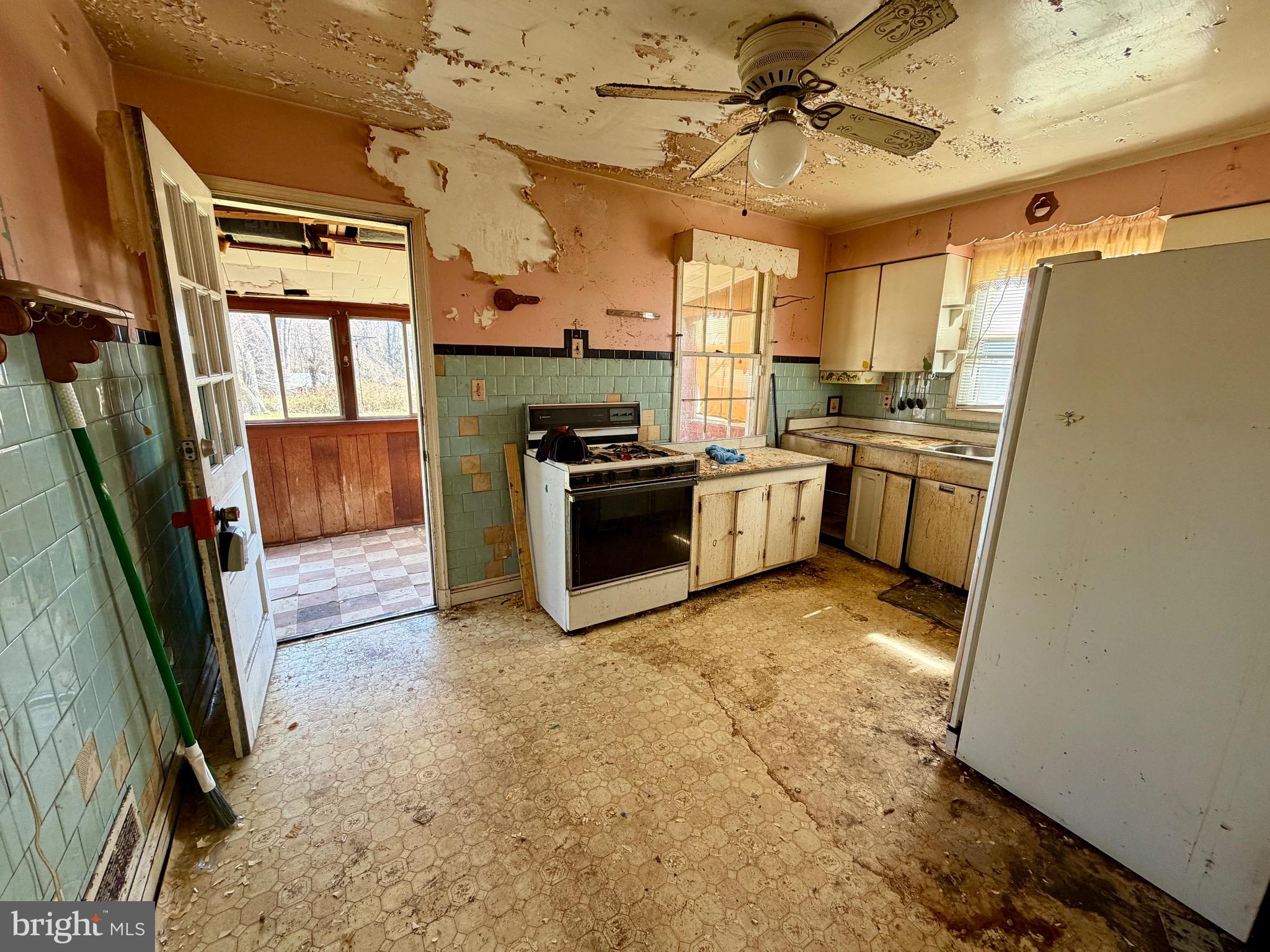 6521 Ridge Road Baltimore, MD 21237 - Photo 5 of 36 Kitchen