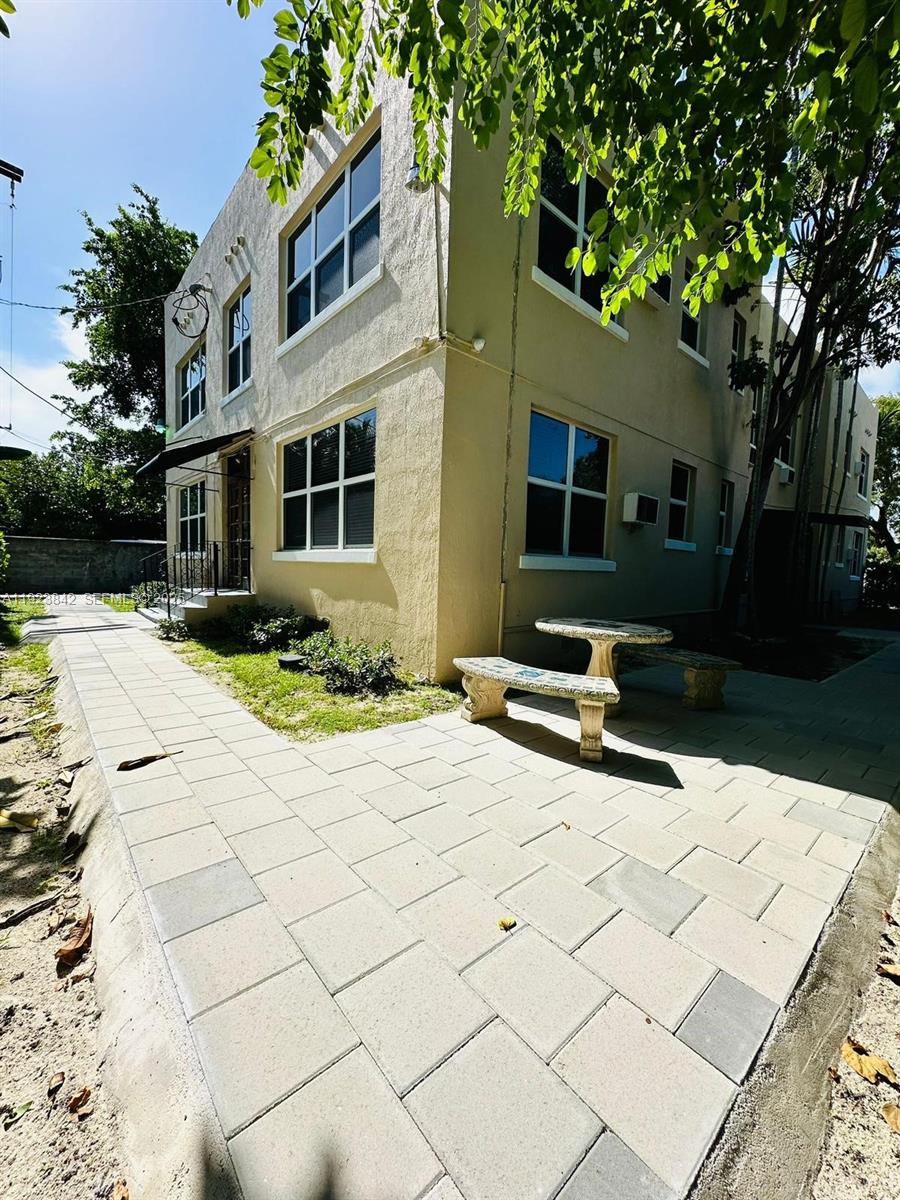 344 Mendoza Avenue, Unit 7 Miami, FL 33134 - Photo 8 of 9 a front view of a house with yard