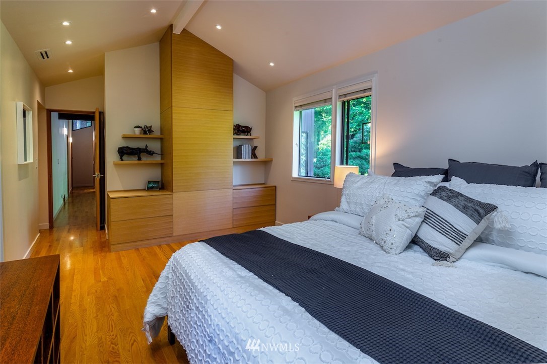 4463 East Mercer Way Mercer Island, WA 98040 - Photo 23 of 36