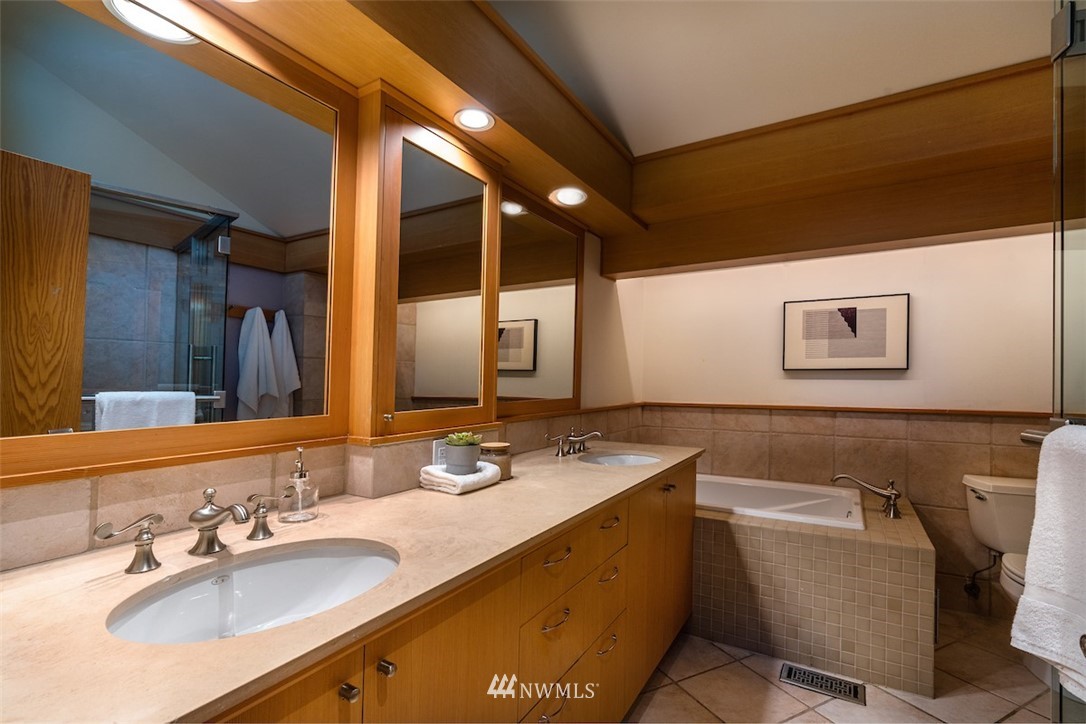 4463 East Mercer Way Mercer Island, WA 98040 - Photo 29 of 36