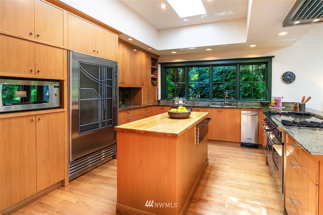 4463 East Mercer Way Mercer Island, WA 98040 - Photo 8 of 36