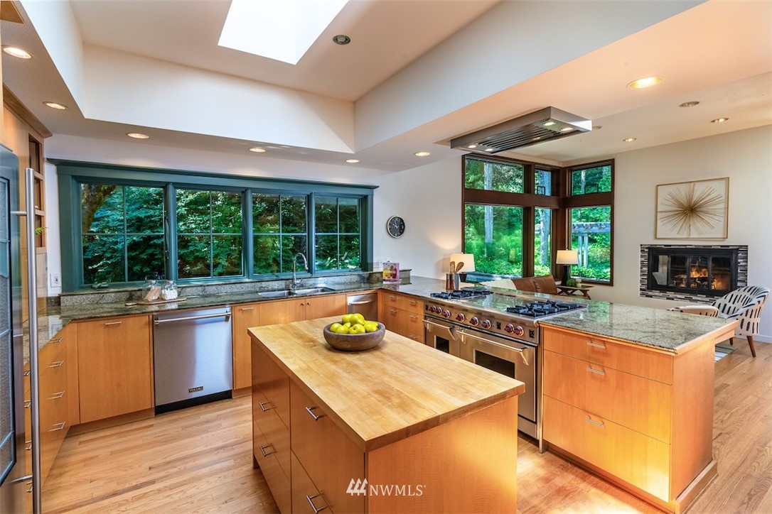 4463 East Mercer Way Mercer Island, WA 98040 - Photo 9 of 36