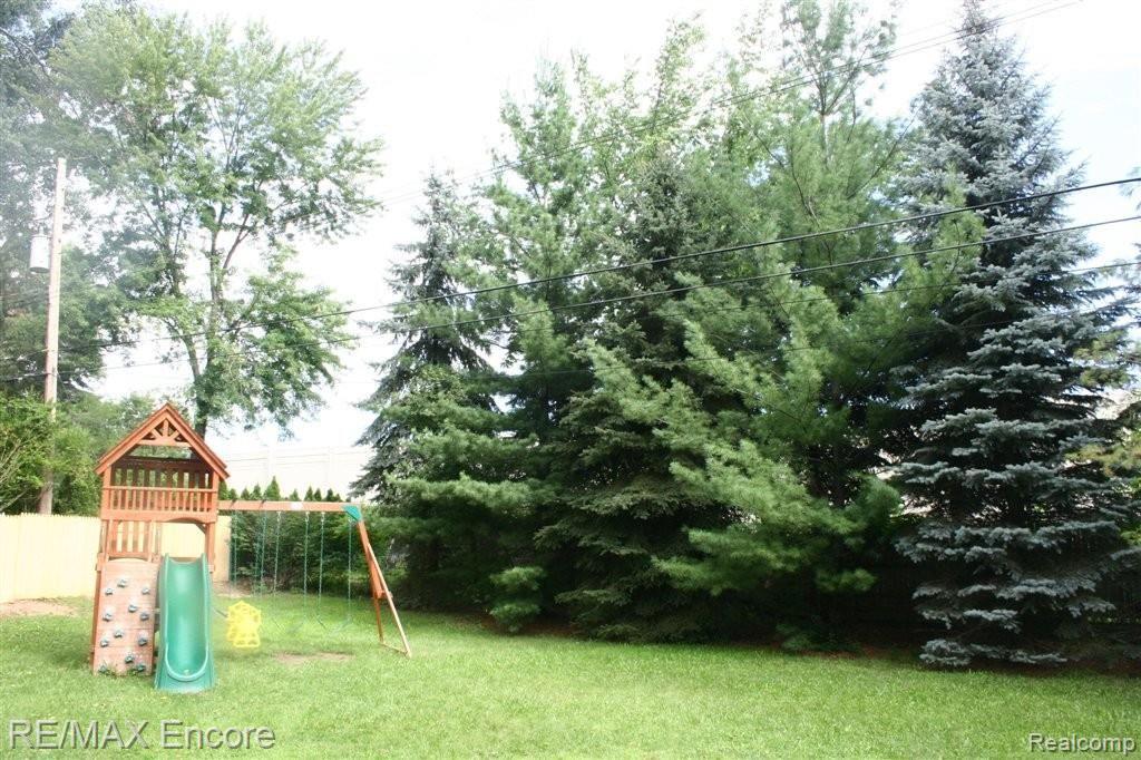 275 Michelson Road Rochester, MI 48307 - Photo 15 of 16 Private Backyard.JPG