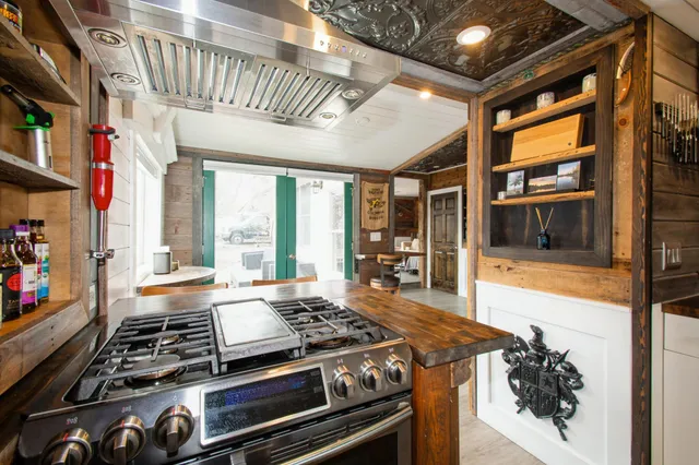 $550,000 | 25565 Smithtown Road, Excelsior, MN 55331