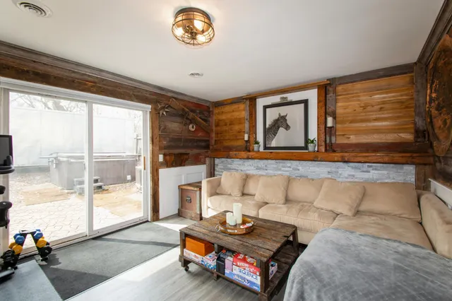 $550,000 | 25565 Smithtown Road, Excelsior, MN 55331