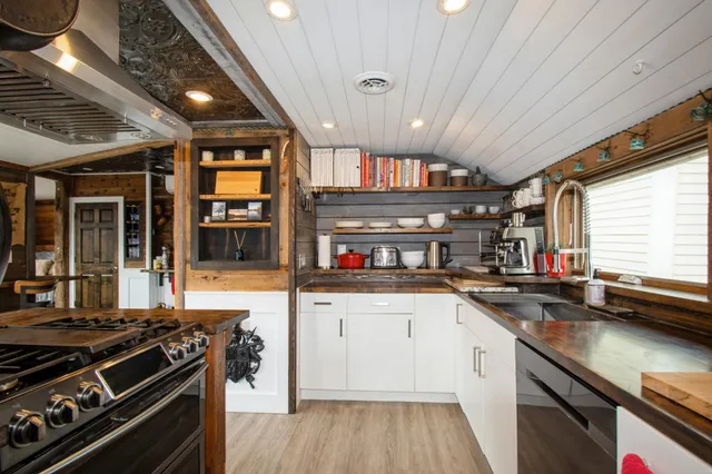 $550,000 | 25565 Smithtown Road, Excelsior, MN 55331