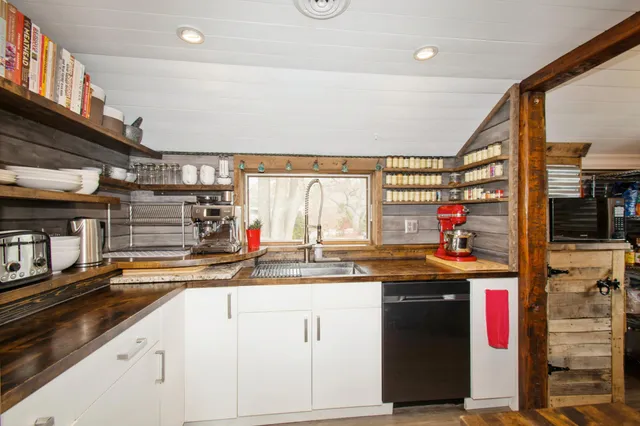 $550,000 | 25565 Smithtown Road, Excelsior, MN 55331