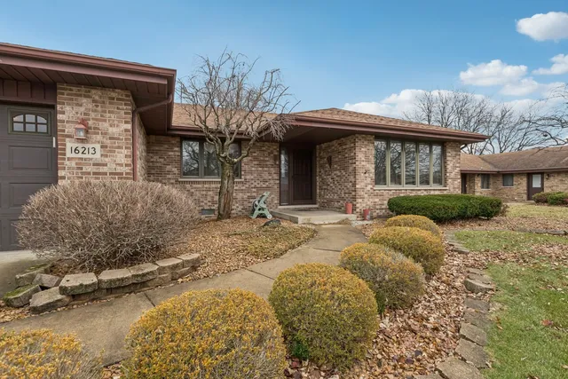 $374,900 | 16213 84th Avenue, Tinley Park, IL 60477
