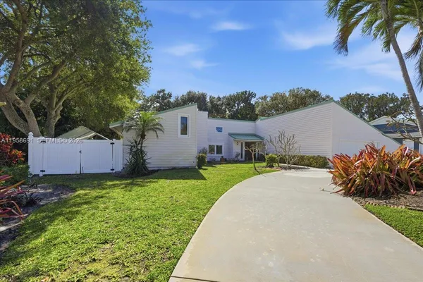 $989,000 | 3 Gumbo Limbo Way, Sewall's Point, FL 34996