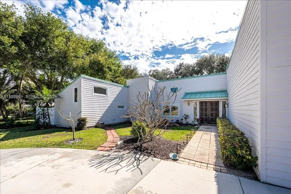 $989,000 | 3 Gumbo Limbo Way, Sewall's Point, FL 34996