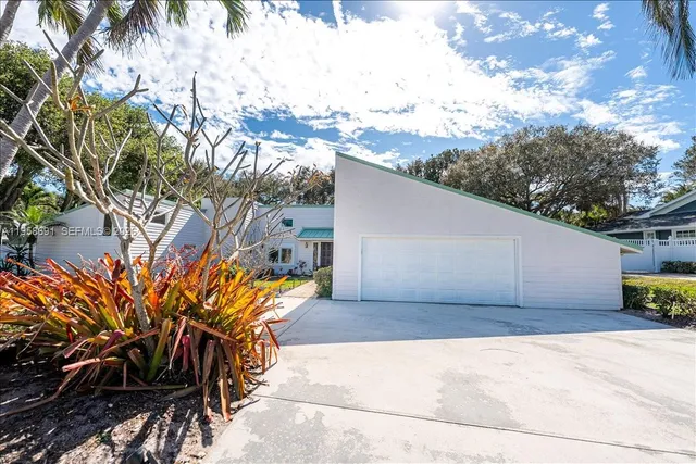 $989,000 | 3 Gumbo Limbo Way, Sewall's Point, FL 34996