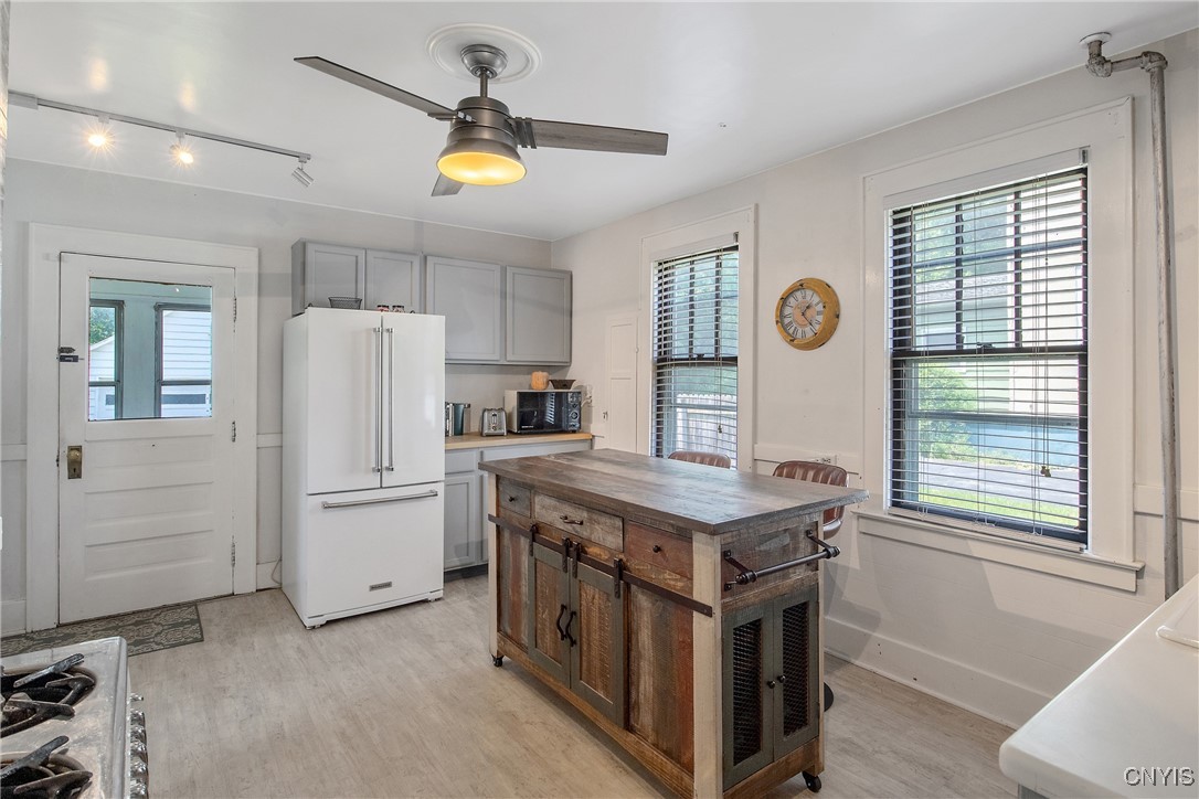 237 Sunstruck Drive Syracuse, NY 13206 - Photo 15 of 39 Large Kitchen.