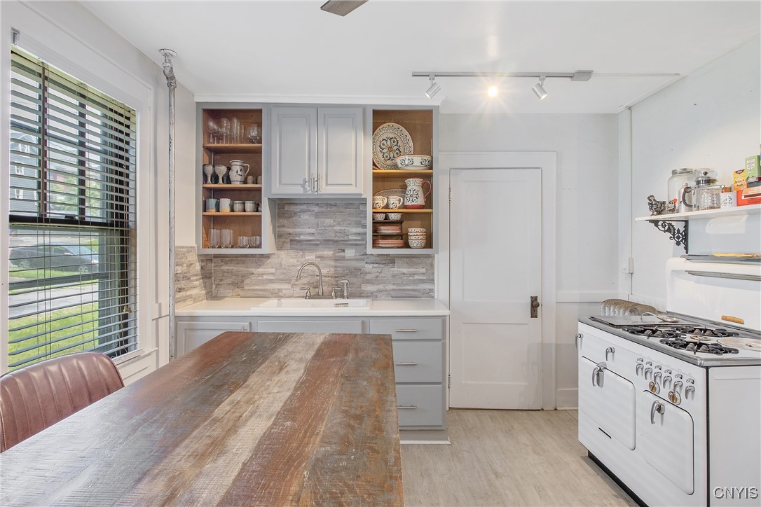 237 Sunstruck Drive Syracuse, NY 13206 - Photo 18 of 39 Kitchen showing the Old world Stove that's in Fant