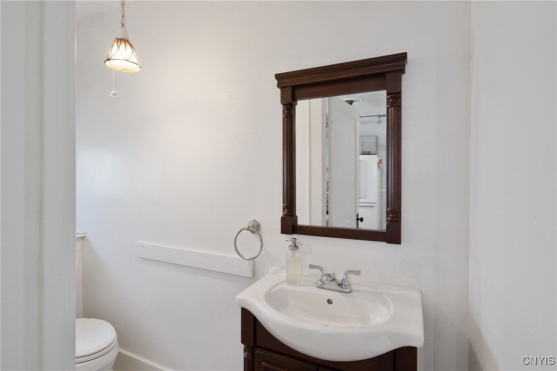 237 Sunstruck Drive Syracuse, NY 13206 - Photo 20 of 39 1/2 Bathroom Off Kitchen