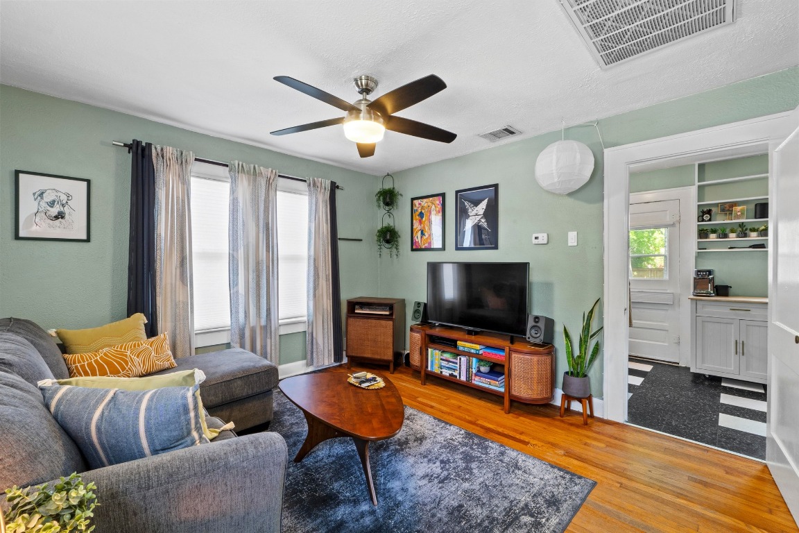 504 East 38th 1/2 Street Austin, TX 78751 - Photo 4 of 29 a living room with furniture and a flat screen tv