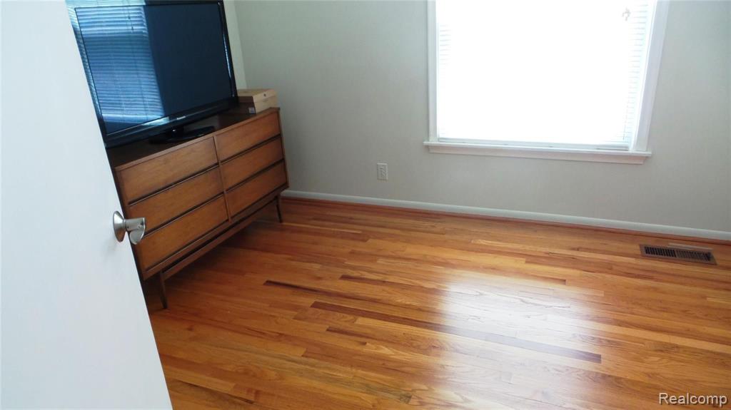 905 Cook Road Grosse Pointe Woods, MI 48236 - Photo 18 of 38