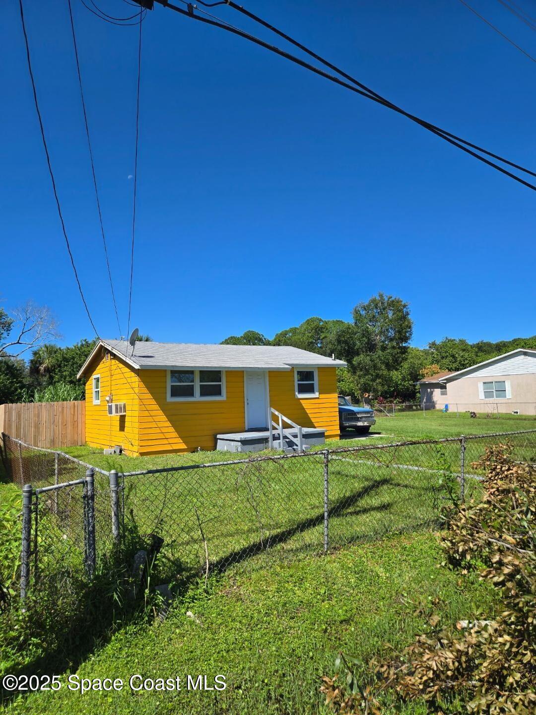 a view of a backyard