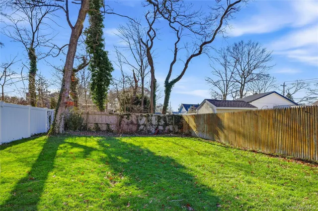 a view of a yard with a house