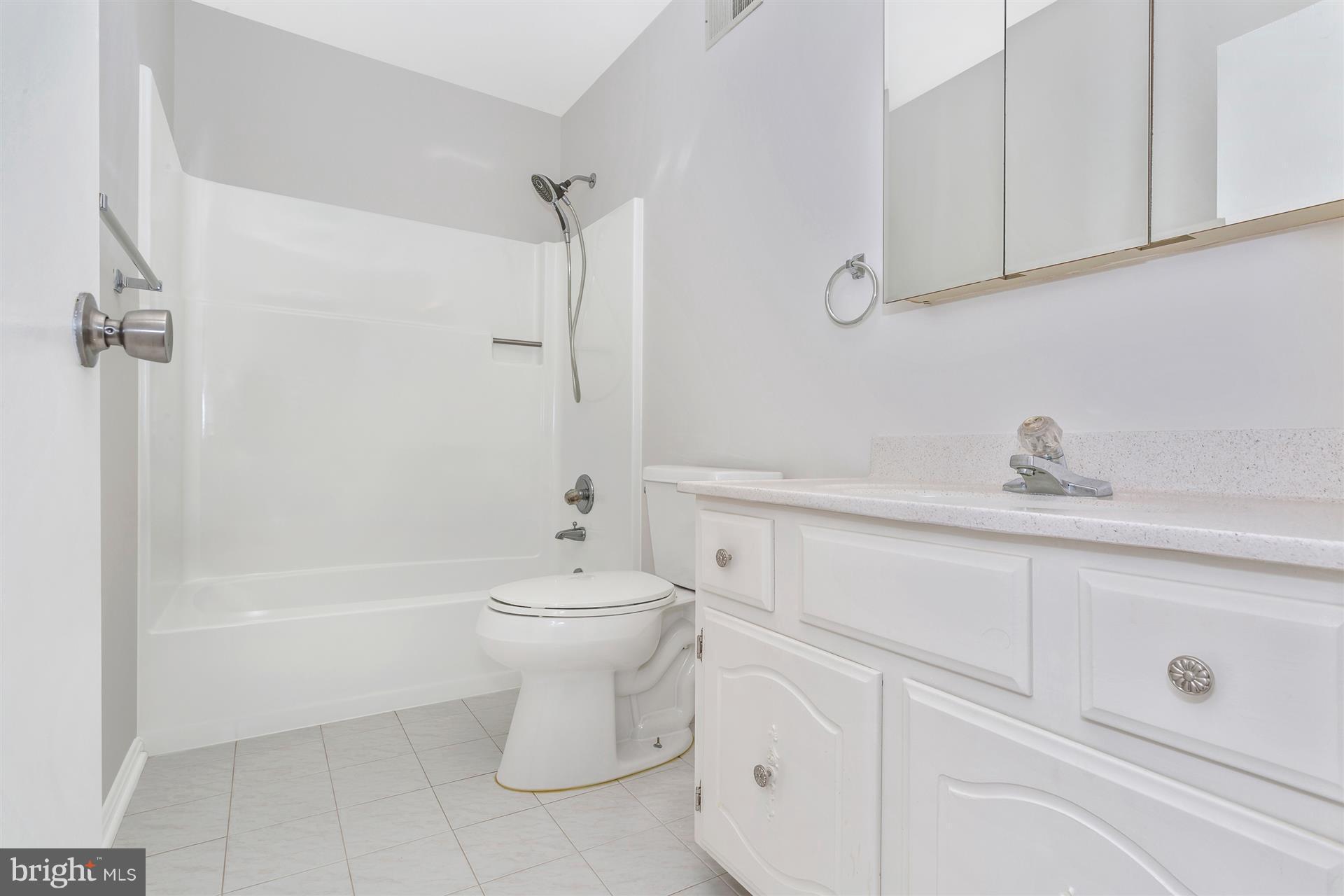 7909 Chestnut Grove Road Frederick, MD 21701 - Photo 15 of 30 Full bath in the hall on the upper level